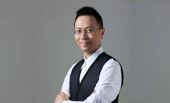 《阿丽塔：战斗天使》将跌宕起伏的剧情、错综复杂的人物关系和精彩绝伦的格斗场景，令人大开眼界的视觉特效完美融合